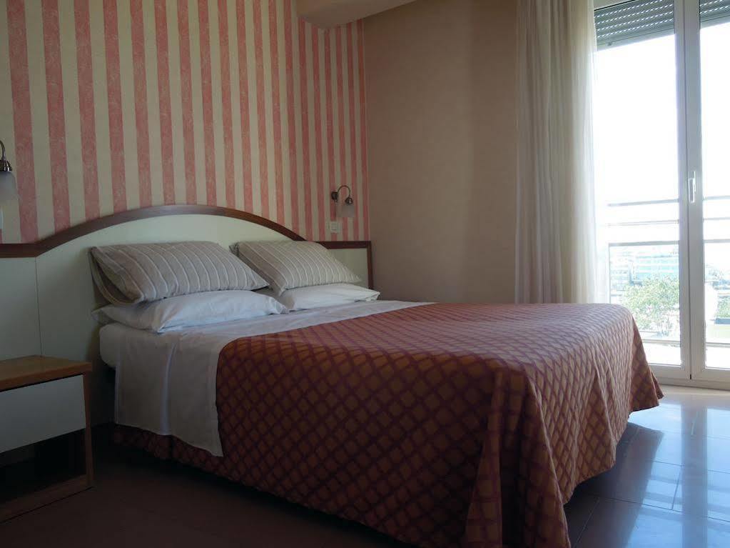 Hotel Mondial Bellaria-Igea Marina Buitenkant foto